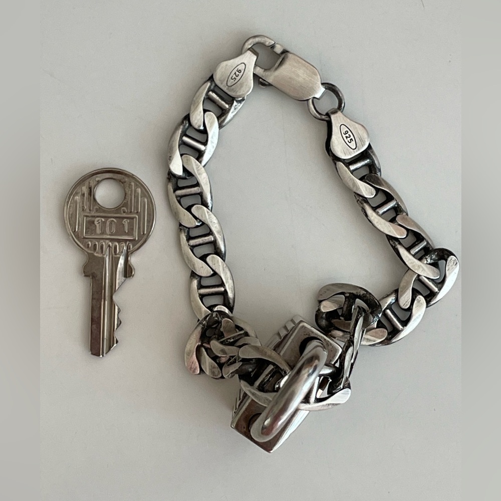 AUTHENTIC Hermes palladium lock and key:
Sterling silver bracelet - Picture 7 of 15